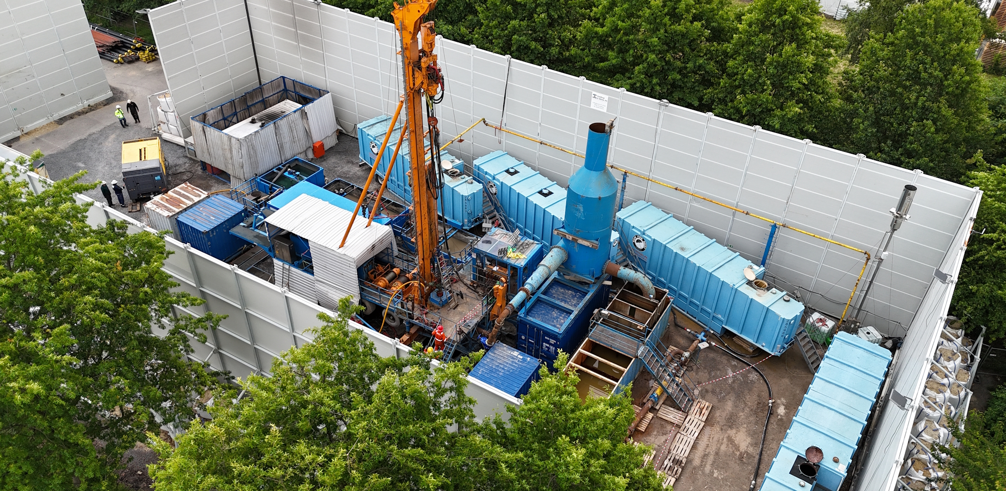 Der Bohrplatz von oben. Die Aufbau-Arbeiten für den Pumpversuch sind beendet und es kann losgehen.