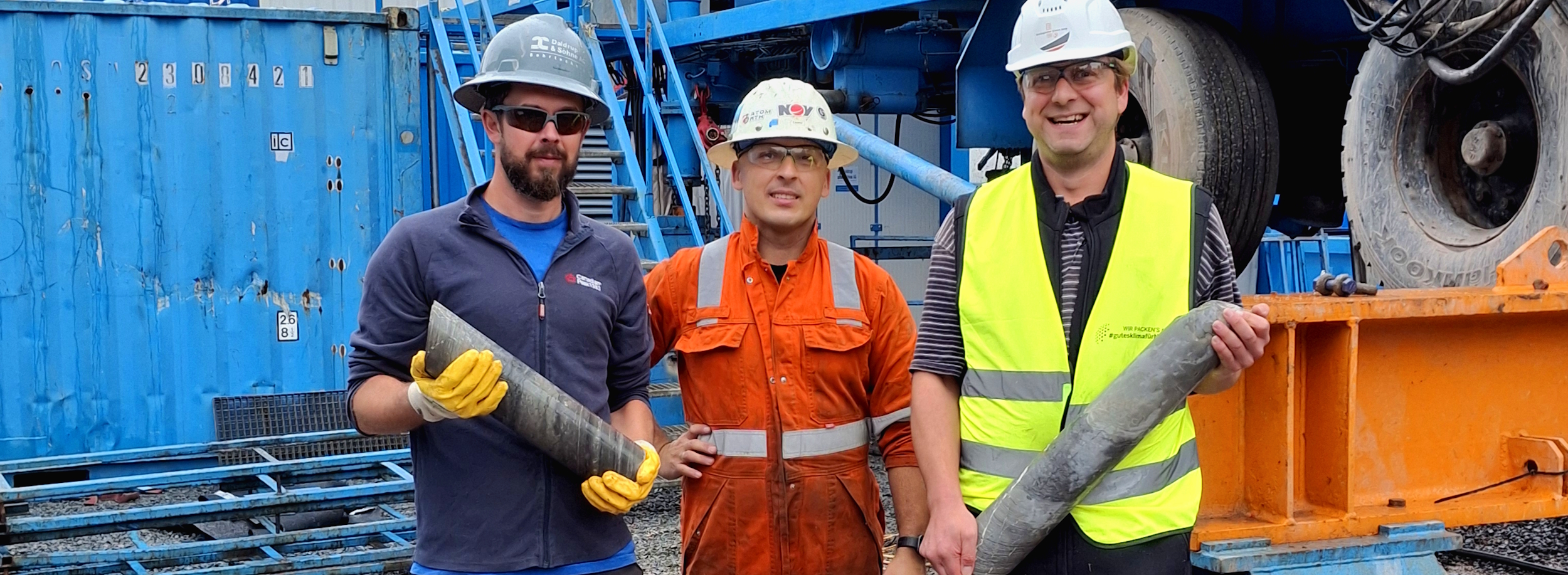 Geologe Dr. Stephan Becker (rechts mit Bohrkern) mit Mitarbeitern der Bohrfirma Daldrup & Söhne
