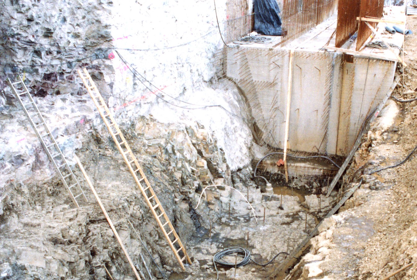 Eine tiefe Grube für eine Baustelle