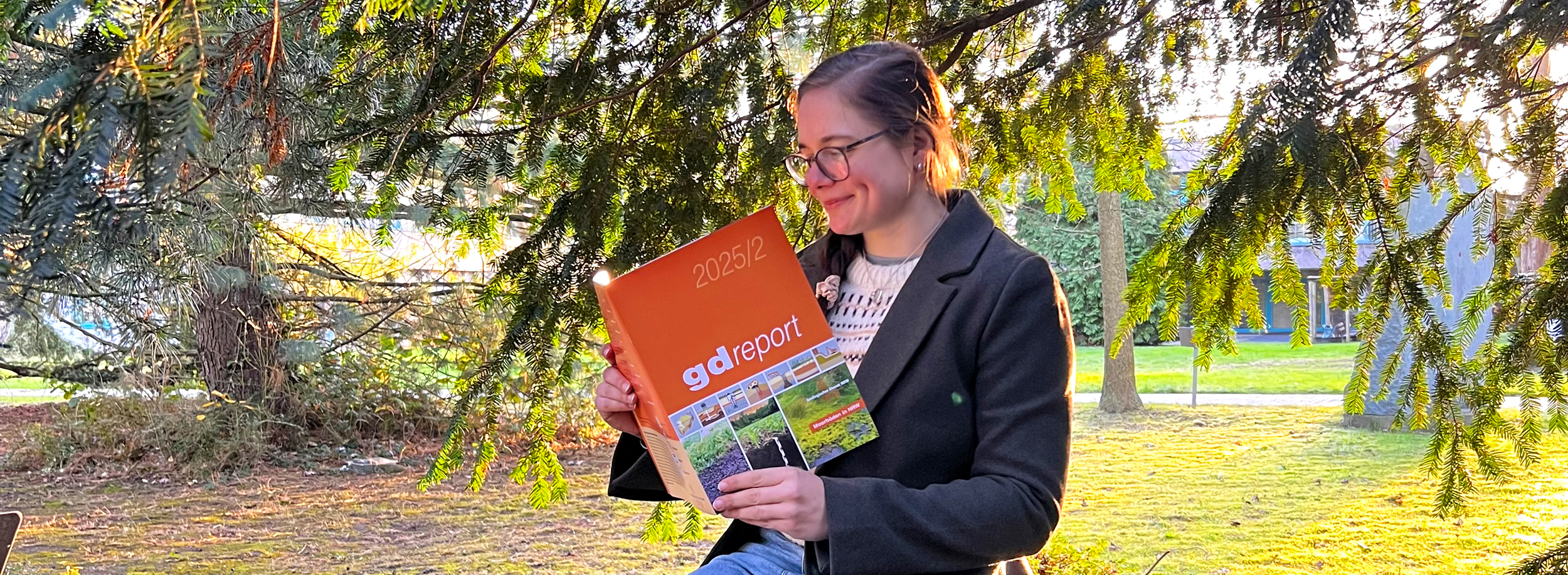 Lektorin Sophie mit dem aktuellen gdreport 2025/2
